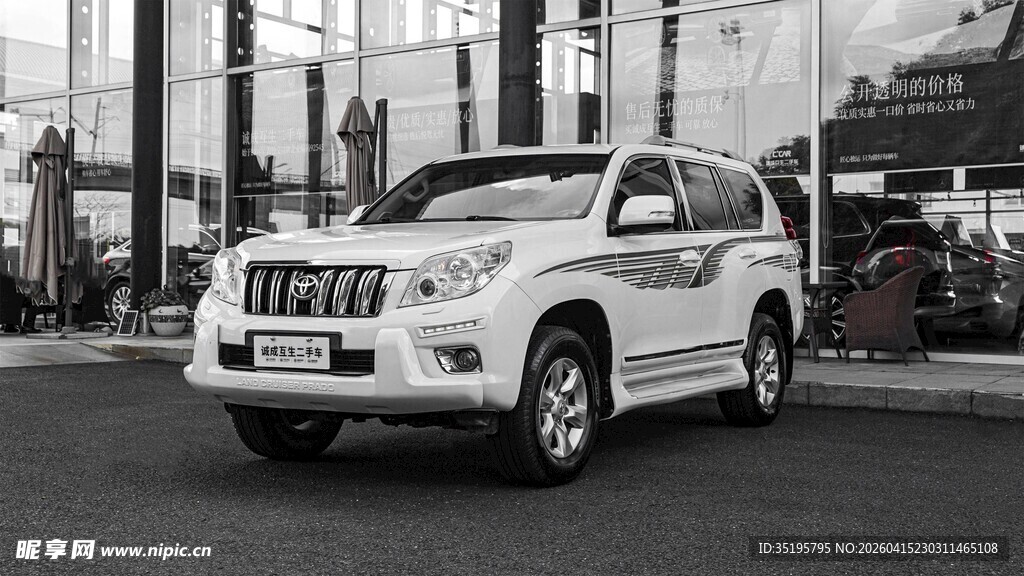 城市街道上的白色SUV