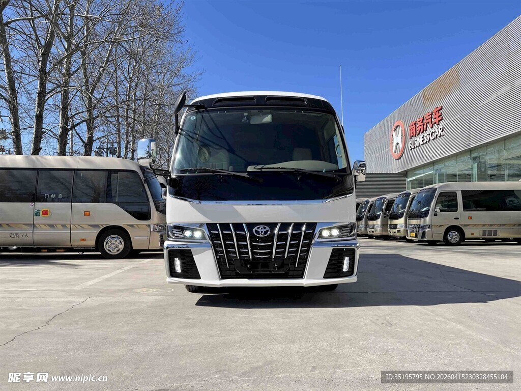 商务中巴停于户外场地