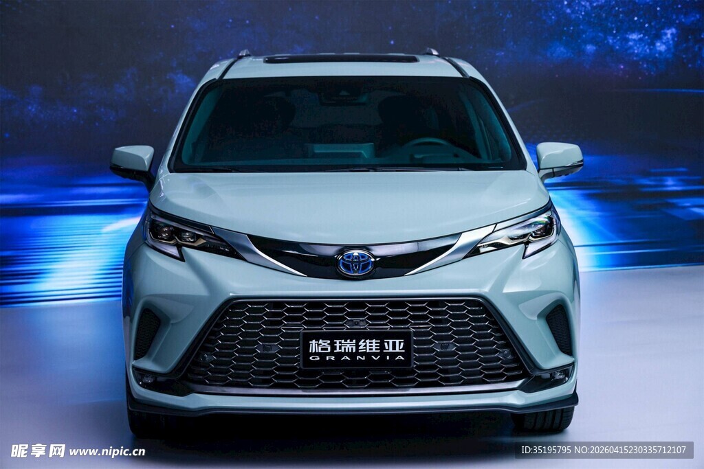 丰田赛那汽车正面展示