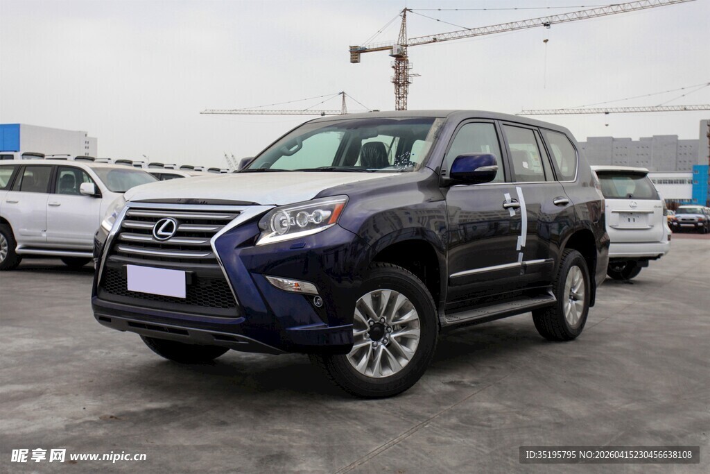 停车场中的深蓝色雷克萨斯SUV