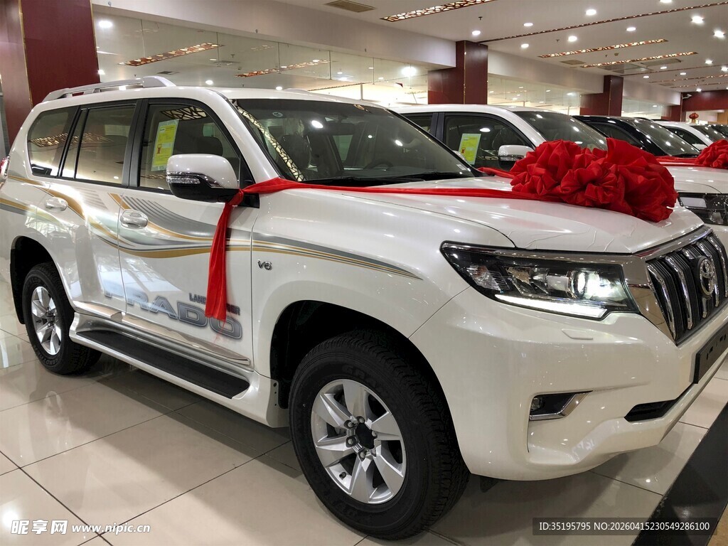 展厅内装饰红绸的白色SUV