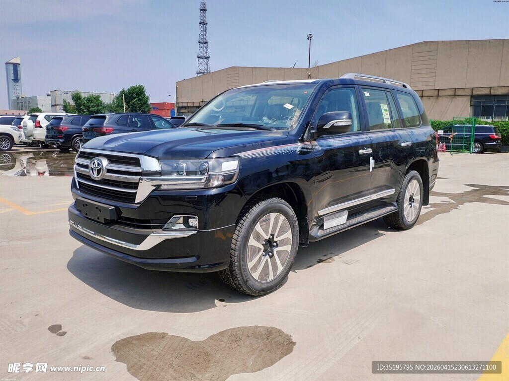 黑色霸气越野SUV停于户外