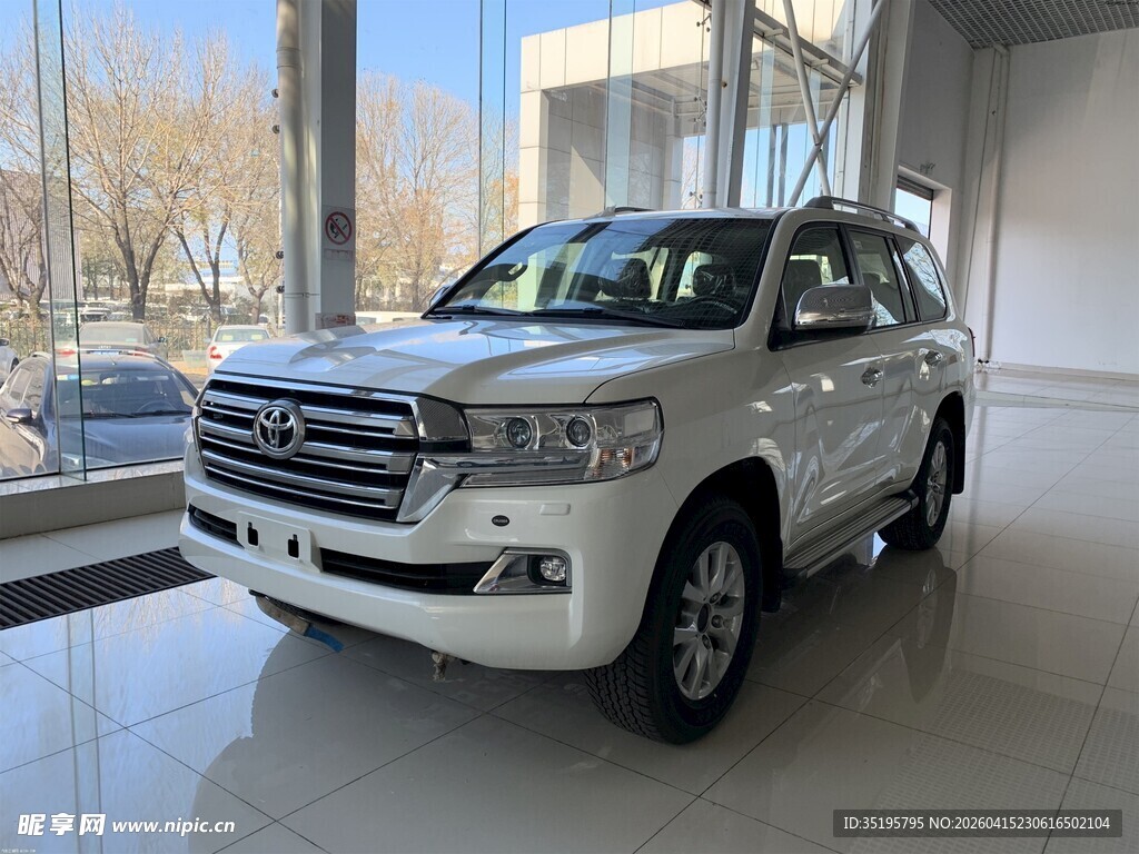 展厅内的白色SUV汽车