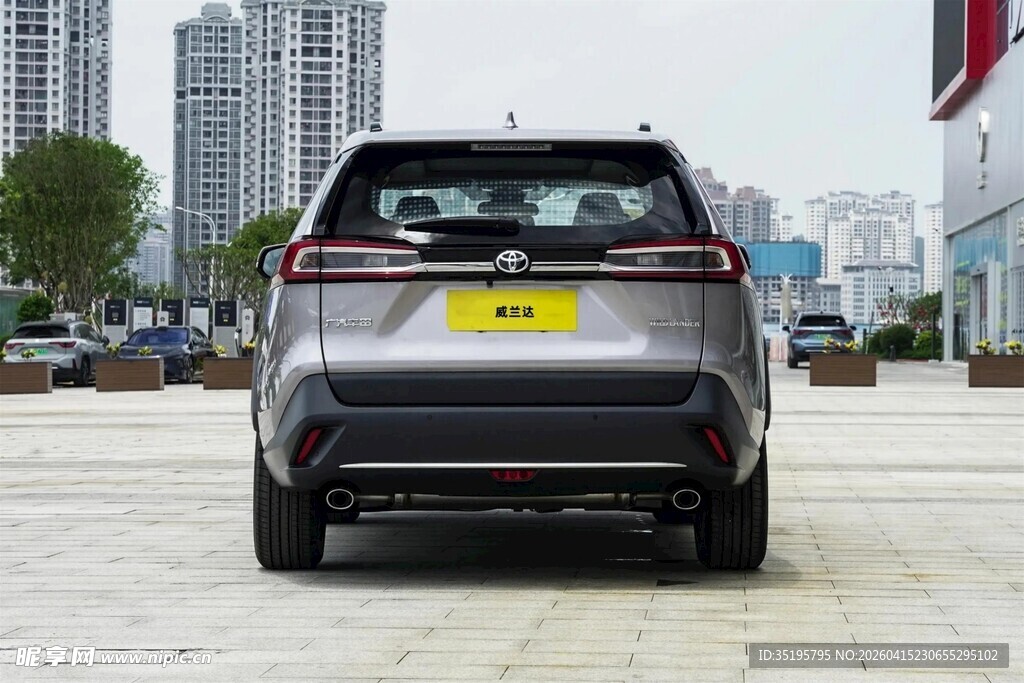 灰色SUV汽车尾部特写