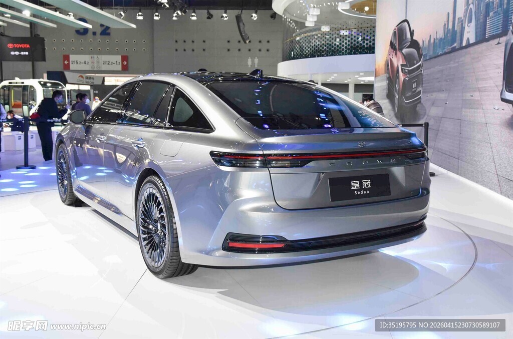 车展上的银色时尚轿车