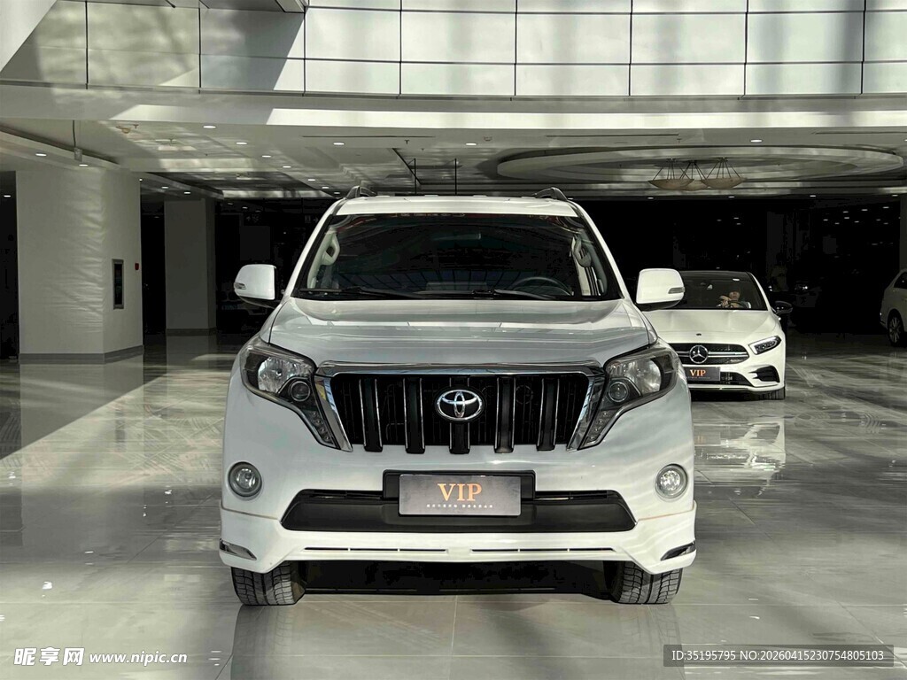室内停放的白色丰田普拉多