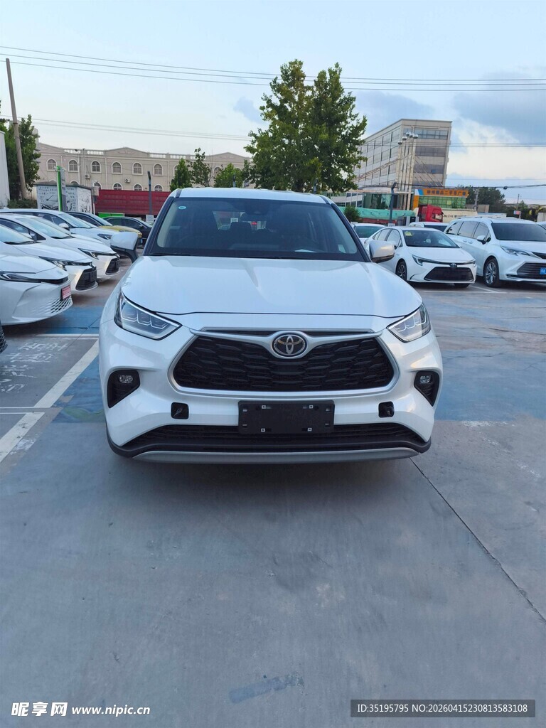 白色SUV停在停车场