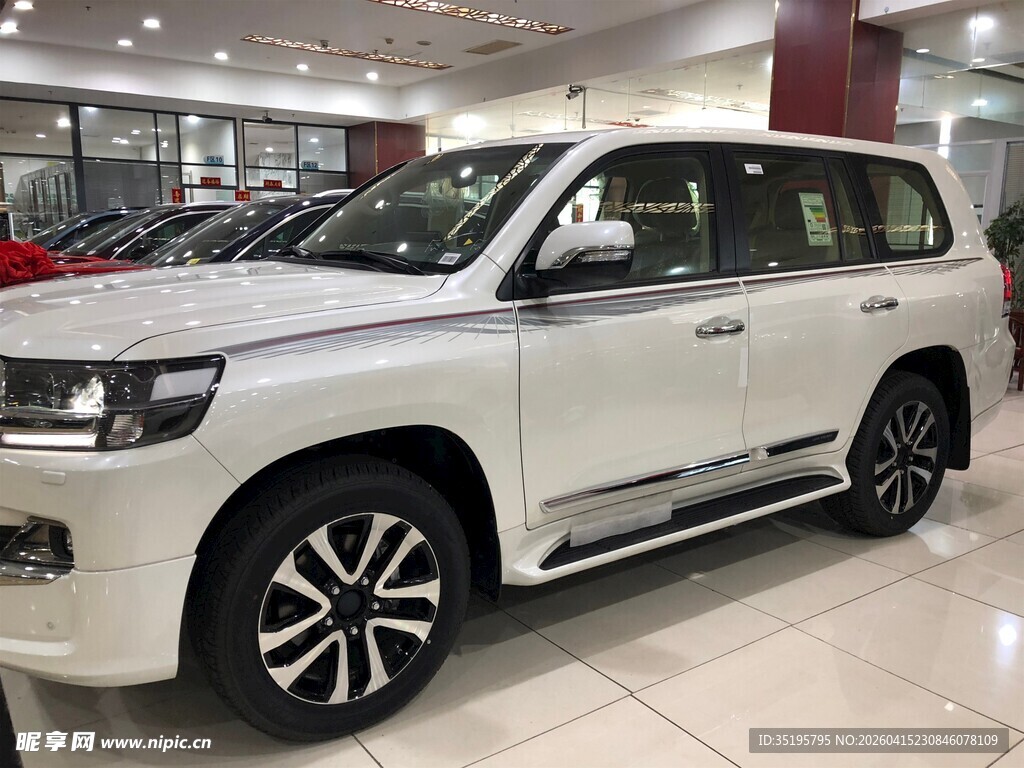 展厅中的白色豪华SUV