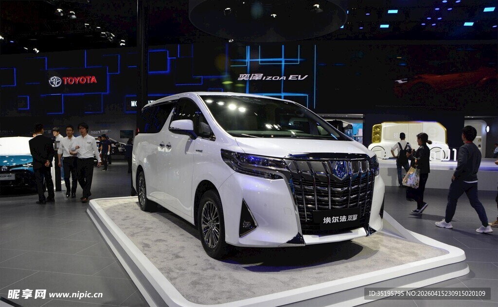 车展上的白色新款MPV