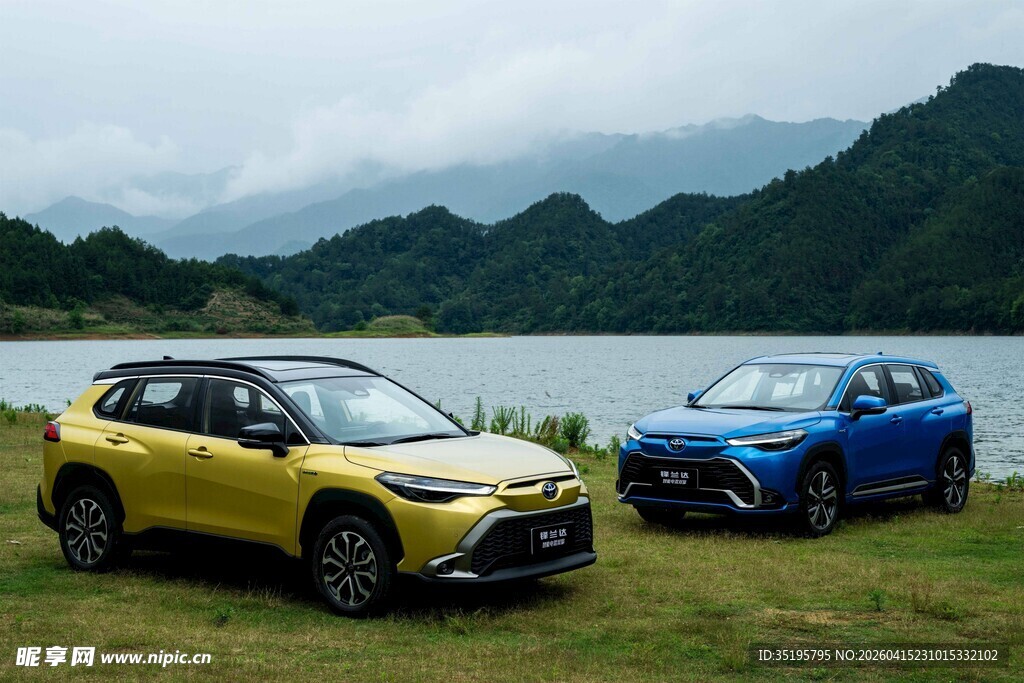 两款SUV停于山水草地间