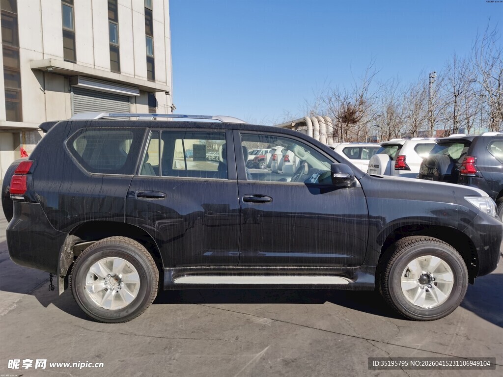 黑色越野SUV停在户外