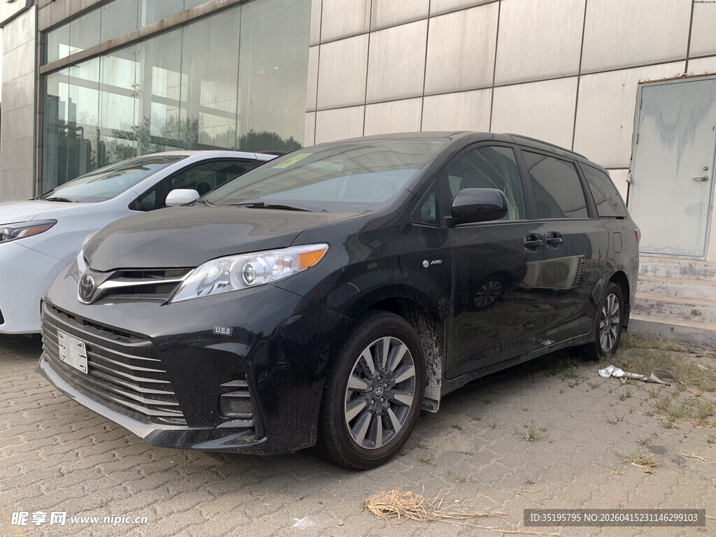 黑色丰田MPV停在户外