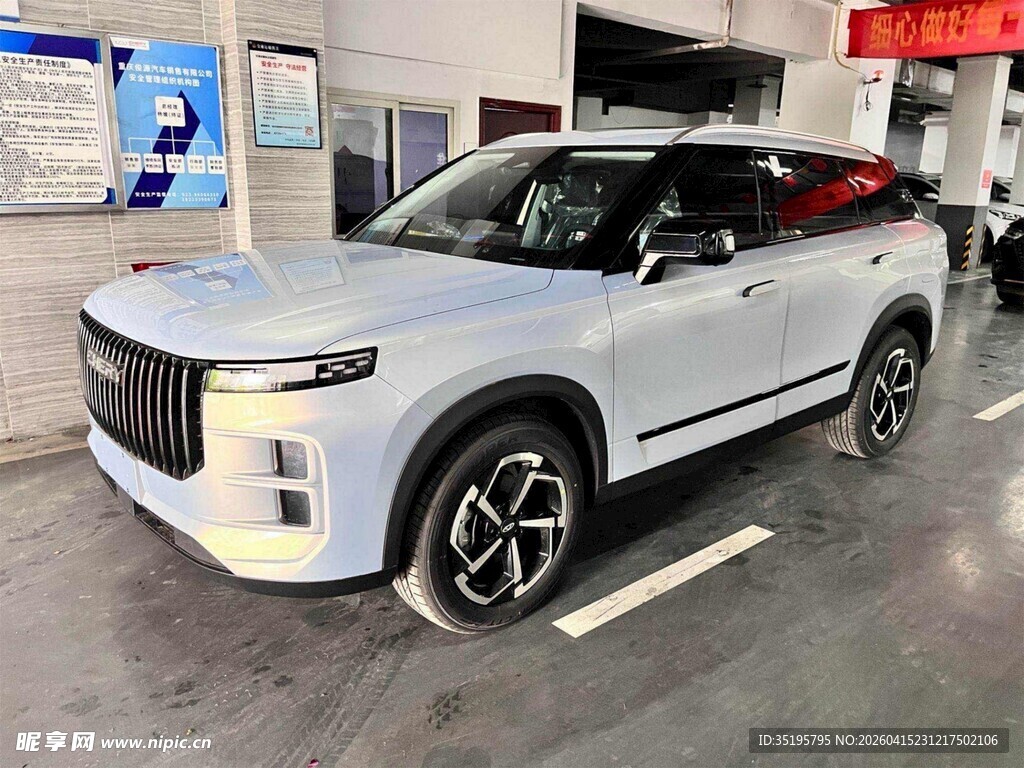 白色时尚SUV展示于展厅