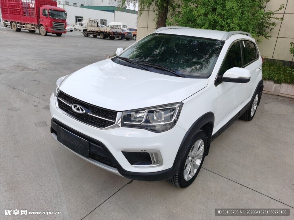 白色SUV停于户外场地