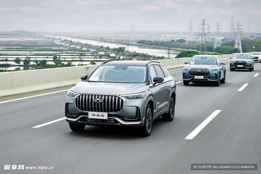 高速公路上行驶的多辆汽车