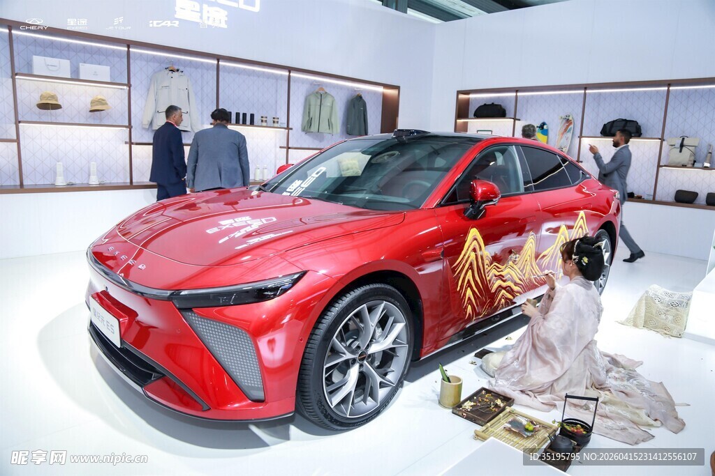 车展上的红色炫酷汽车