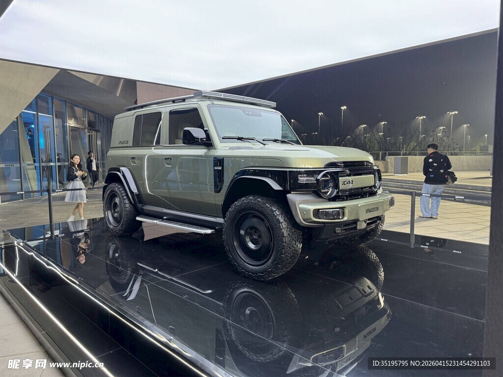 展示台上的绿色越野汽车