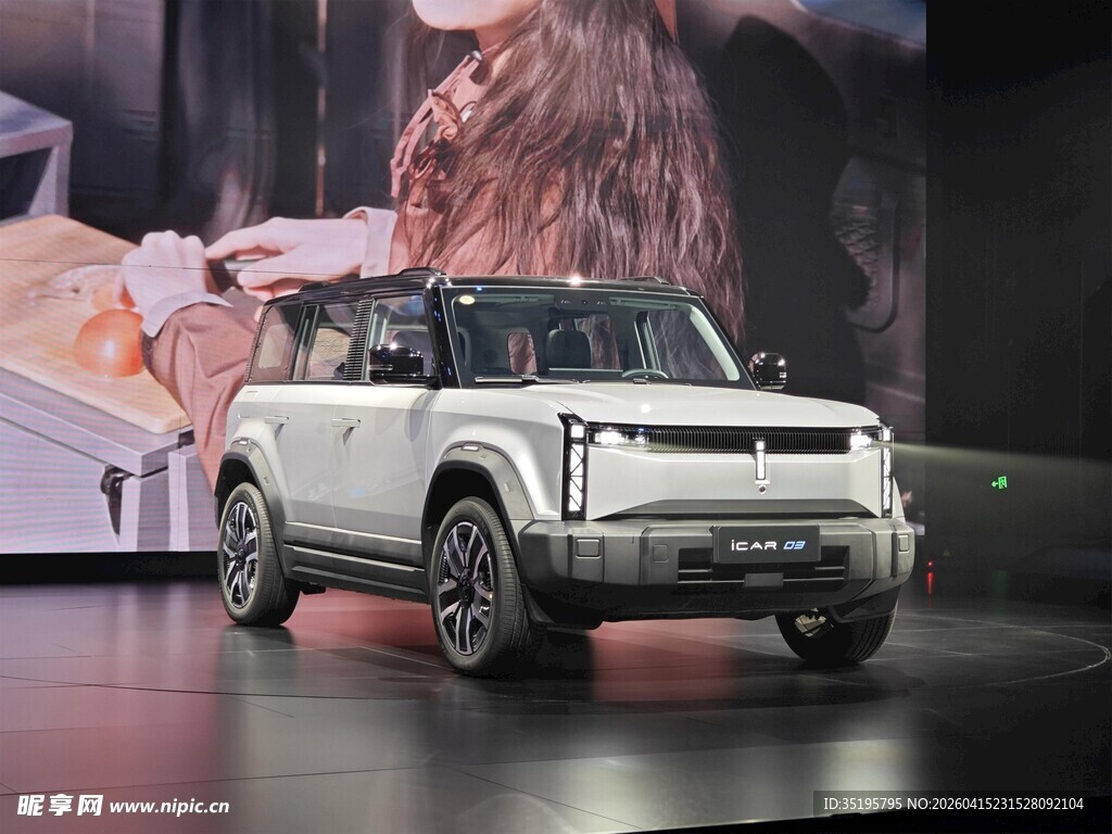 白色酷炫越野新车亮相