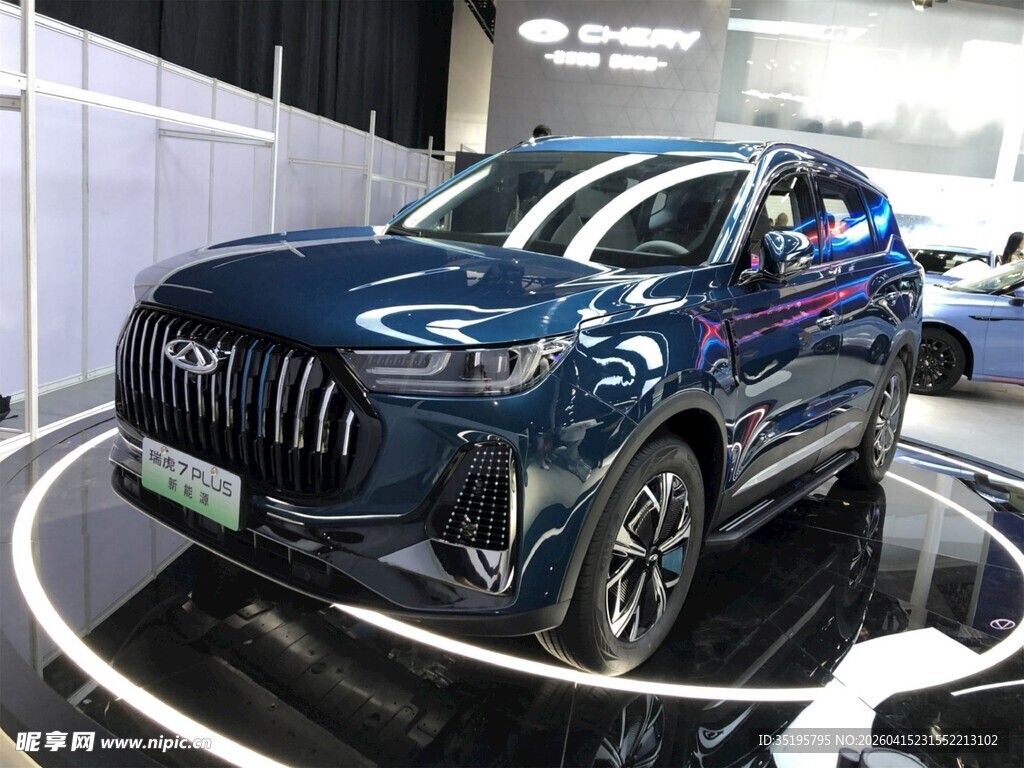 蓝色时尚SUV汽车展示