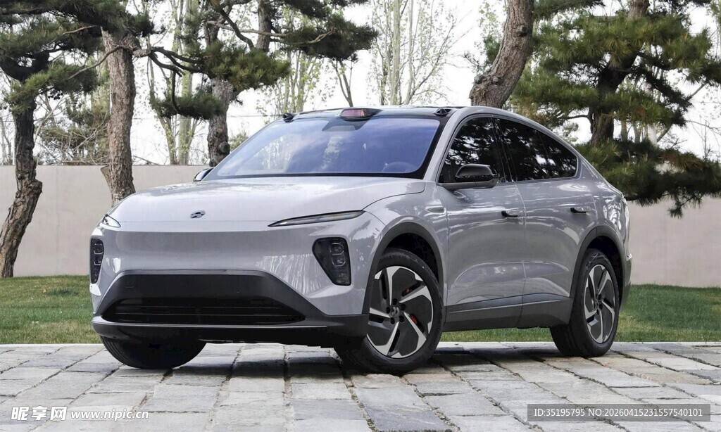 银色时尚电动SUV汽车