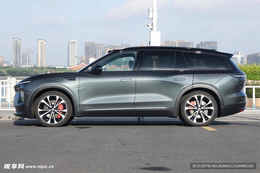 银灰色时尚SUV汽车外观