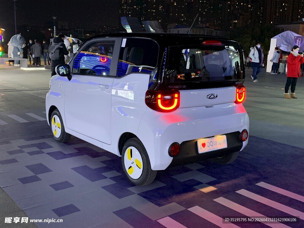 白色微型电动车夜间亮相