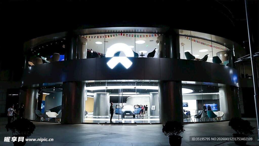 夜晚灯火通明的商业建筑