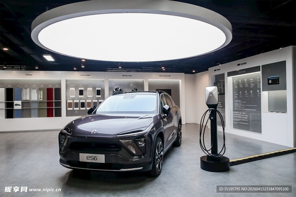 展厅内的黑色新能源汽车