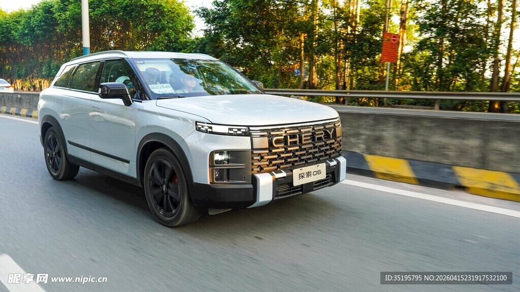 银色SUV行驶在道路上