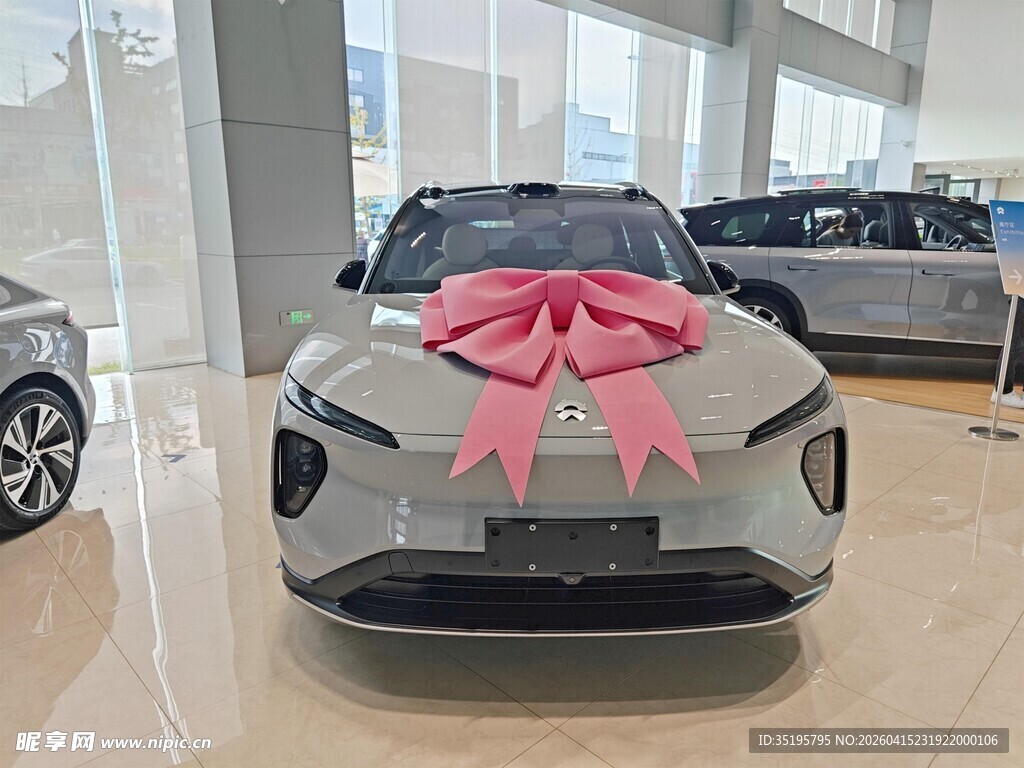 展厅中系大粉蝴蝶结的新车