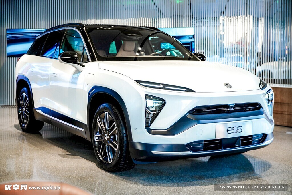 白色酷炫电动SUV汽车展示