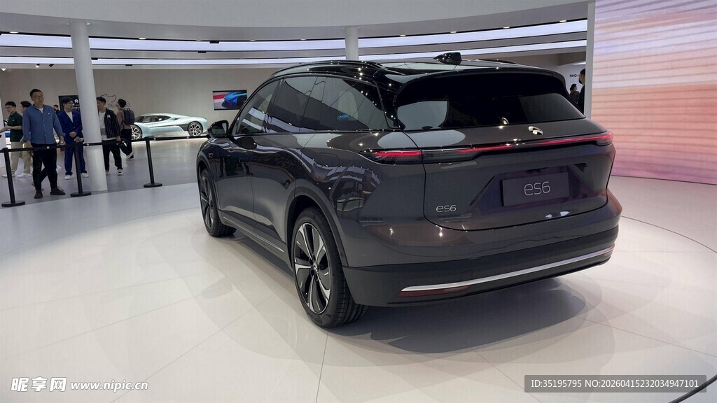 展示厅中的时尚黑色SUV