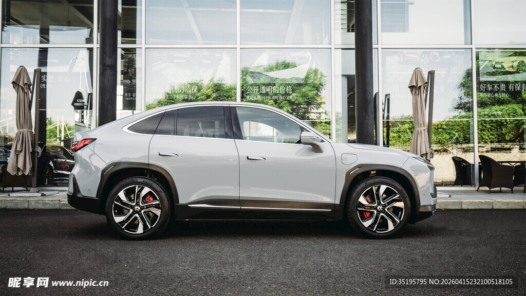 时尚白色SUV外观展示
