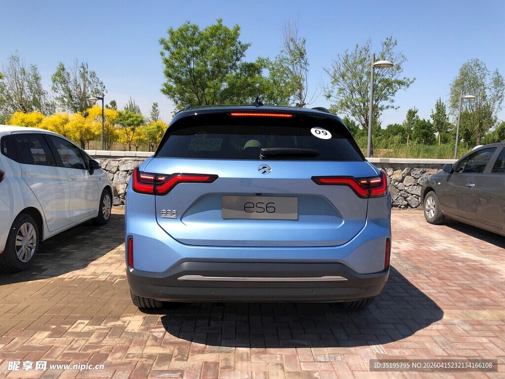 蓝色SUV汽车尾部特写