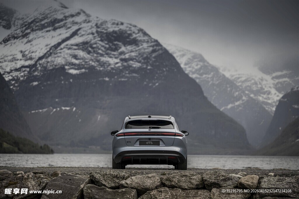 雪山前的越野汽车