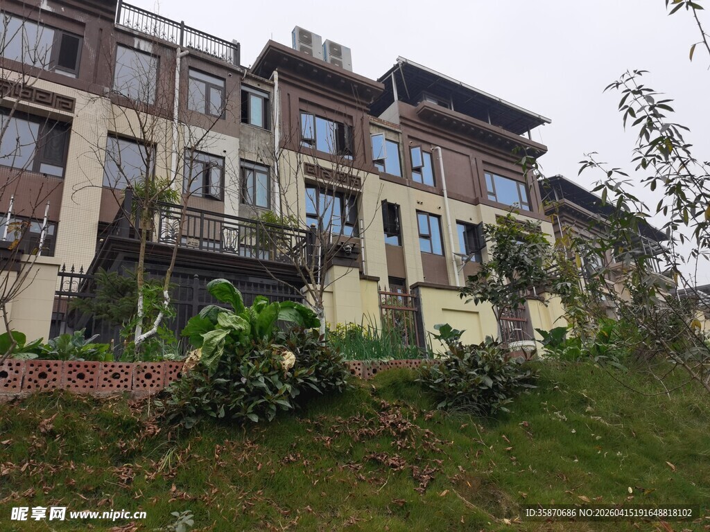 山坡上的多层欧式风格建筑