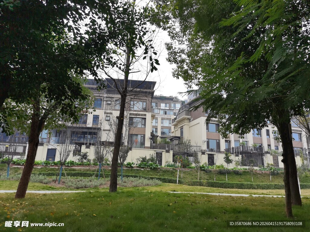 公园中的现代建筑景观