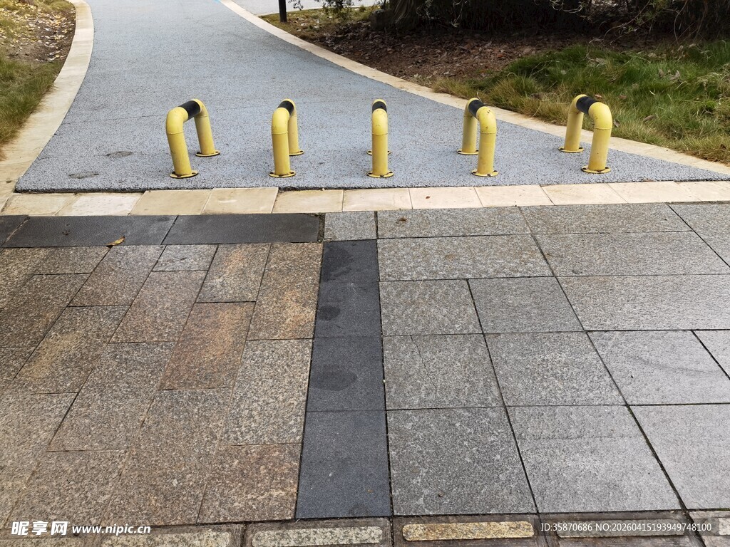 路边黄色自行车停放架