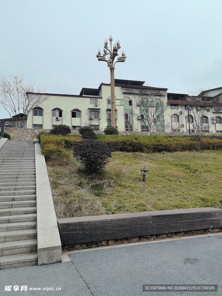 中式建筑前的开阔景观