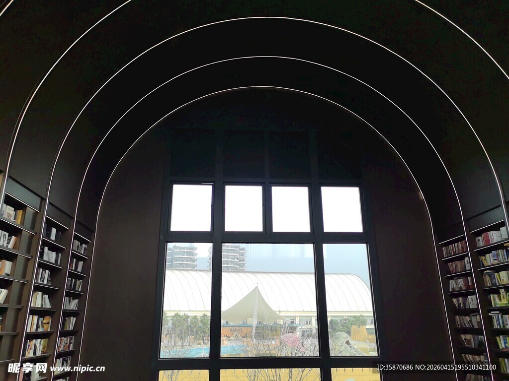 透过拱形窗望户外景色