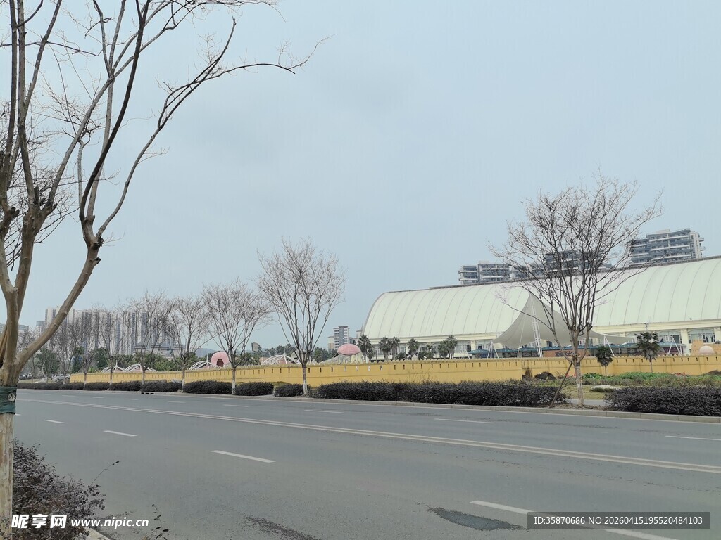 空旷道路旁的建筑景观