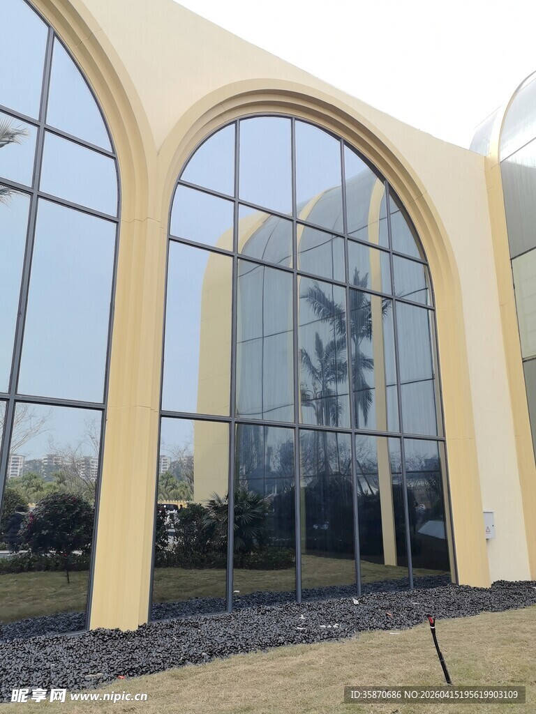 现代拱形玻璃建筑外观