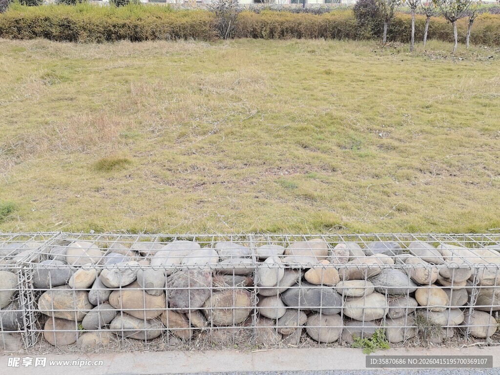 石砌矮墙旁的开阔草地