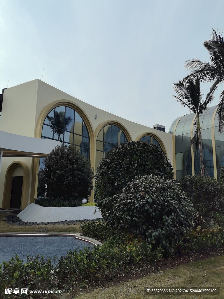 现代风格弧形建筑外观