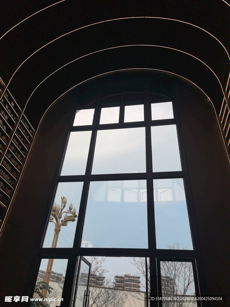 拱形大窗展现户外景致