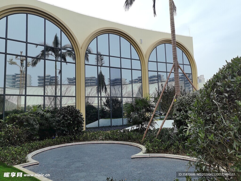 现代拱形玻璃建筑景观