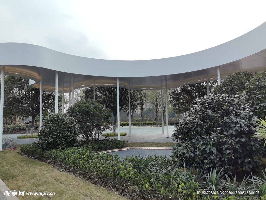 现代弧形景观建筑周边绿植