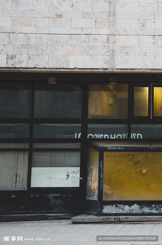 莫斯科老旧建筑的斑驳店铺门面