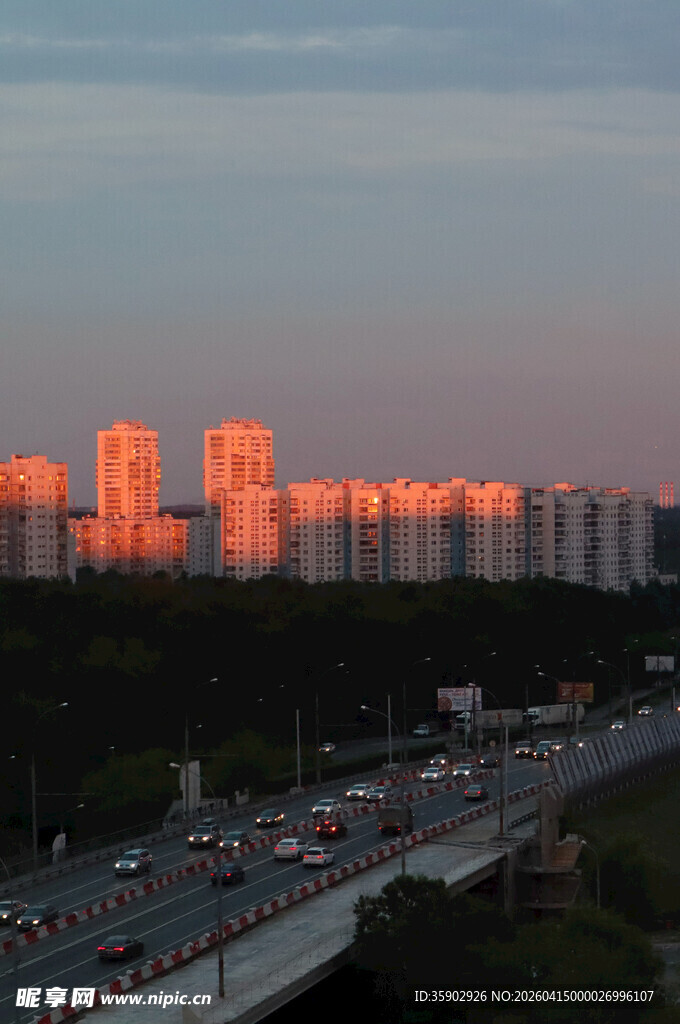 莫斯科夕阳下的城市道路景观
