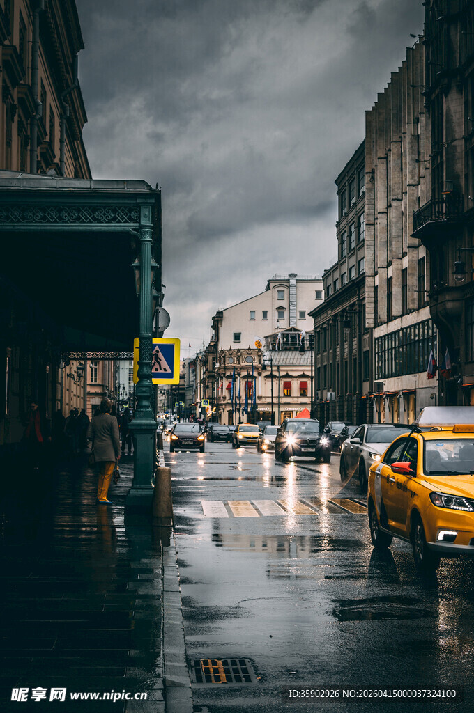 莫斯科雨中城市街道的繁忙景象